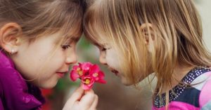 Ako pomôcť deťom upevňovať zmysluplné priateľstvá: Nielen byť dobrým, ale tiež KONAŤ dobro