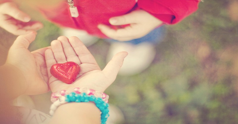 10 spôsobov, ako naučiť svoje malé deti láskavosti