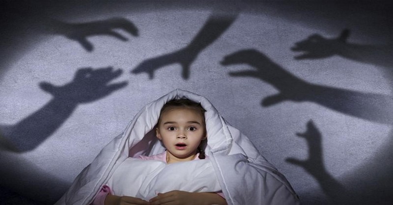 Ako pomôcť svojim deťom poradiť si s nočným strachom