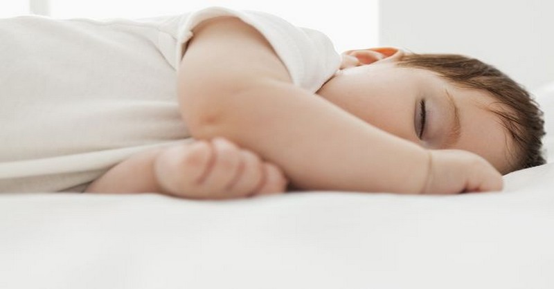 Ako ochrániť deti pred horúčavou (a uľahčiť im zaspávanie)