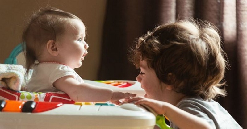 7 právd o tom, aké je to starať sa o 2 deti porodené v priebehu 2 rokov (a menej)