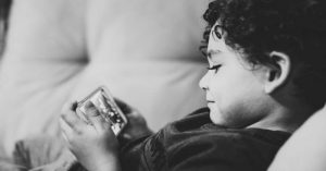 Keď sa dieťa sťažuje, že je „jediné“, čo nemá mobil