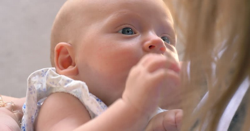 Prečo bábätká prestanú plakať, keď ich začnete nosiť na rukách