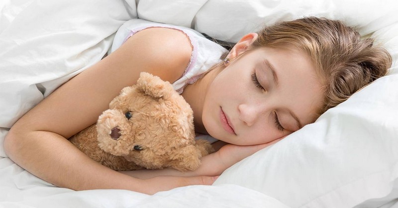 Vedci preukázali, že deti treba do postele ukladať zavčasu