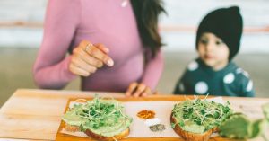 15 zaručených spôsobov, ako do vašich detí dostať zdravé jedlo